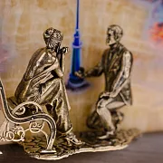 Бронзовая картина «Предложение. Пятигорск. Старый ресторан Провал» с подсветкой — фотография 5