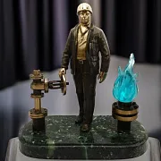 Бронзовый сувенир «Работник газовой промышленности» — фотография 1