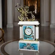 Каминные часы «Георгий Победоносец» из хризоколлы и мрамора — фотография 1
