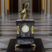 Каминные часы «Конь» из чароита и долерита — фотография 1