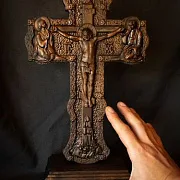 Крест резной с распятием. На подставке. Орех — фотография 2