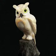 Каменная скульптура «Сова» на пне — фотография 2