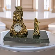 Часы «Филин» на пне с подставкой — фотография 1