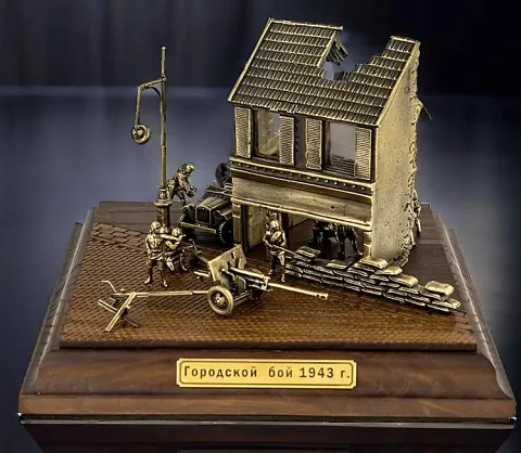 На память: Диорама «Городской бой 1943 г.» из бронзы и ясеня, 1:72