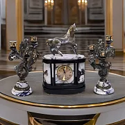 Каминные часы «Конь» с канделябрами — фотография 1