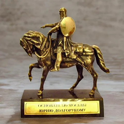 Бронзовая копия памятника Юрию Долгорукому — необычный подарок