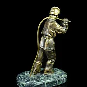 Статуэтка «Пожарник» из латуни и бронзы на змеевике — фотография 2